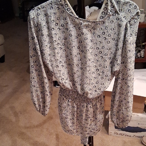 Max Studio Black and White Floral Blouse with Tie Waist - Picture 5 of 6